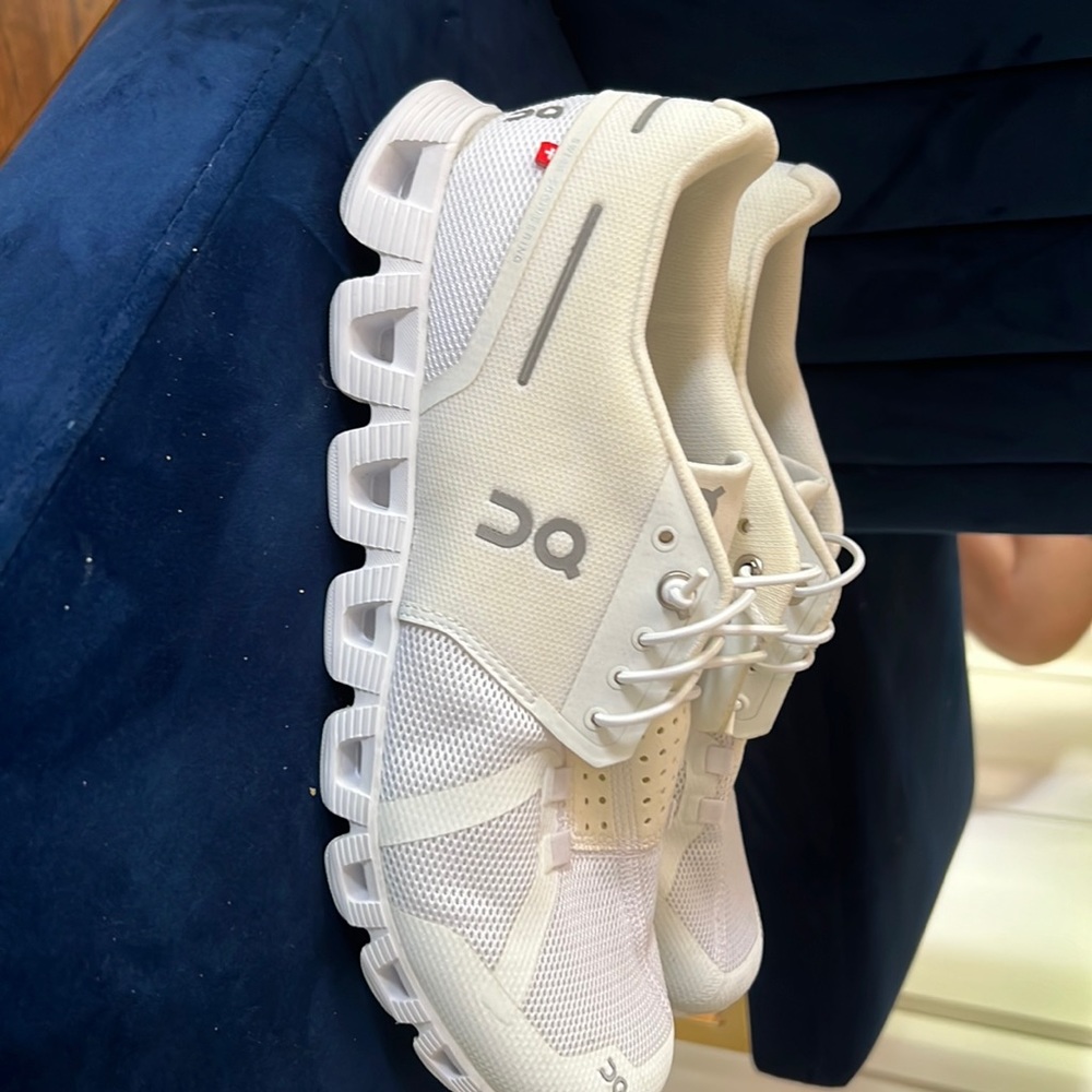 ON CLOUD Sneakers Mens 8.5 | womens 10 - Never worn.